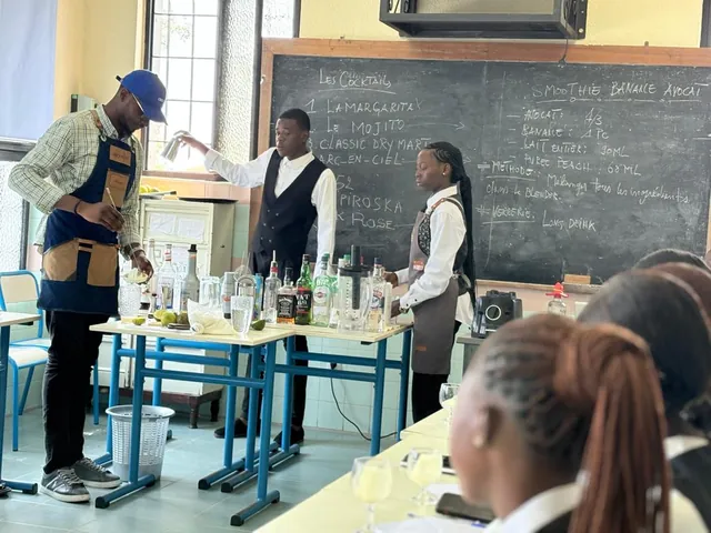L’atelier bar en salle de classe, un étudiant au shaker devant le tableau des recettes