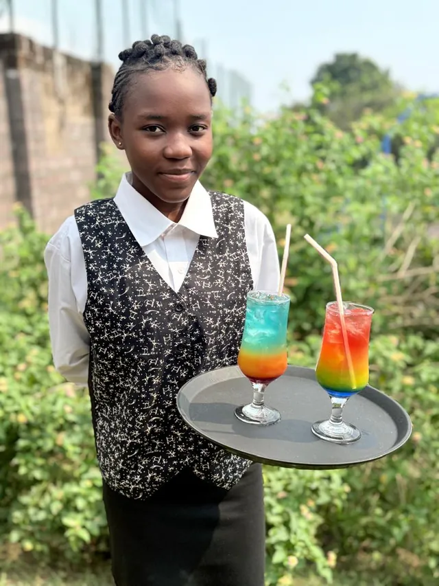 Une étudiante, plateau de cocktails