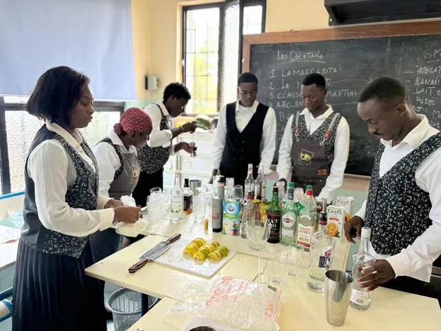 Le groupe s’affaire autour du bar de l’atelier