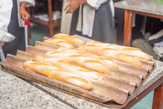 Baguettes dorées à la sortie du four