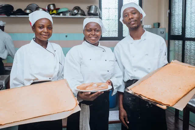 Deux génoises et une assiette de petits pains : trois étudiants présentent leur fournée