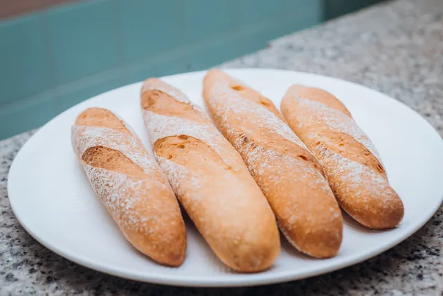 Quatre petites baguettes farinees, sorties du four