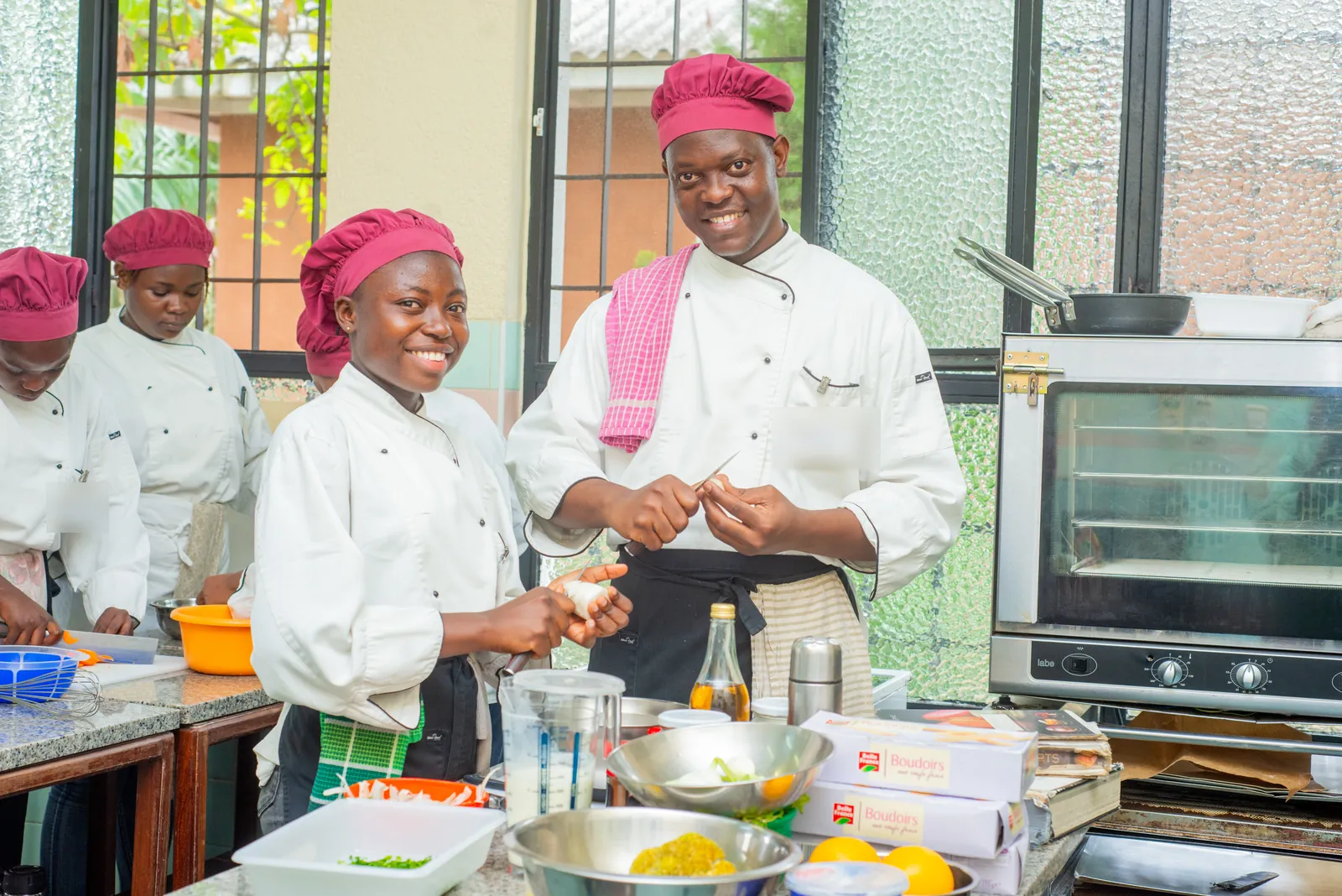 Le chef formateur et ses étudiantes en cuisine