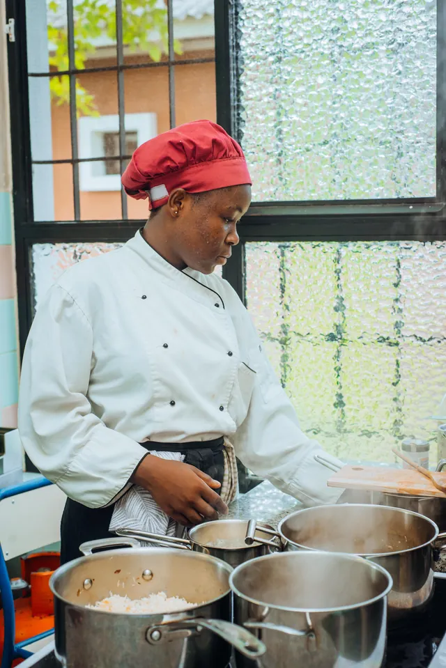 Une étudiante surveille ses casseroles
