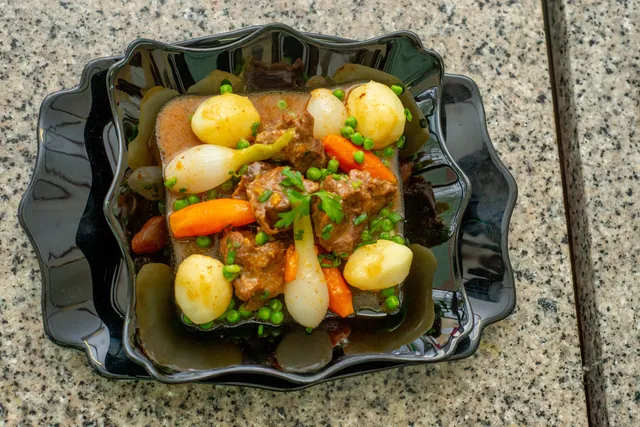 Navarin d’agneau aux légumes nouveaux dressé en plat