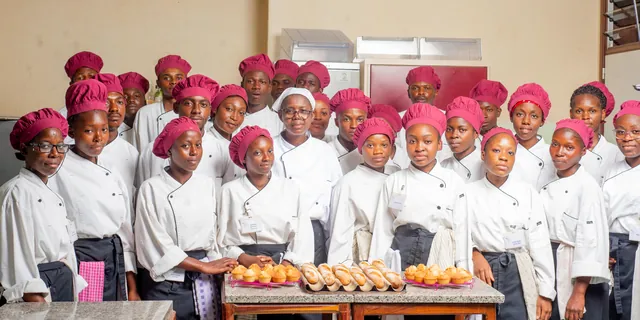 La promotion des commis cuisiniers, pâtissiers et boulangers, derrière ses pains et ses viennoiseries