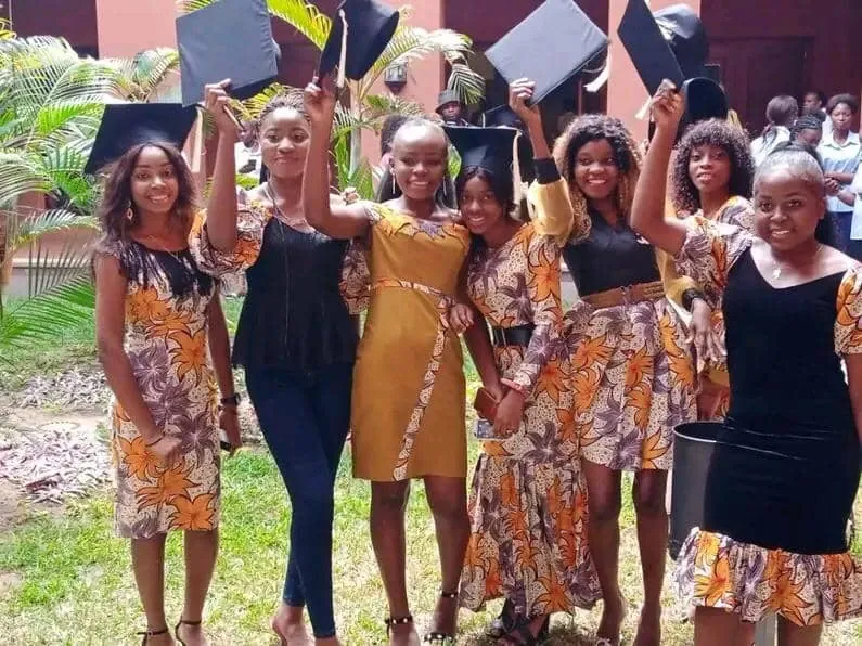 Les diplômées brandissent leur toque