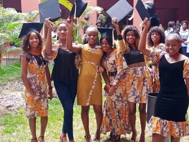 Les diplômées brandissent leur toque