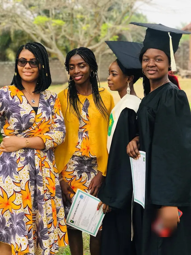 Diplômées et proches, attestations en main