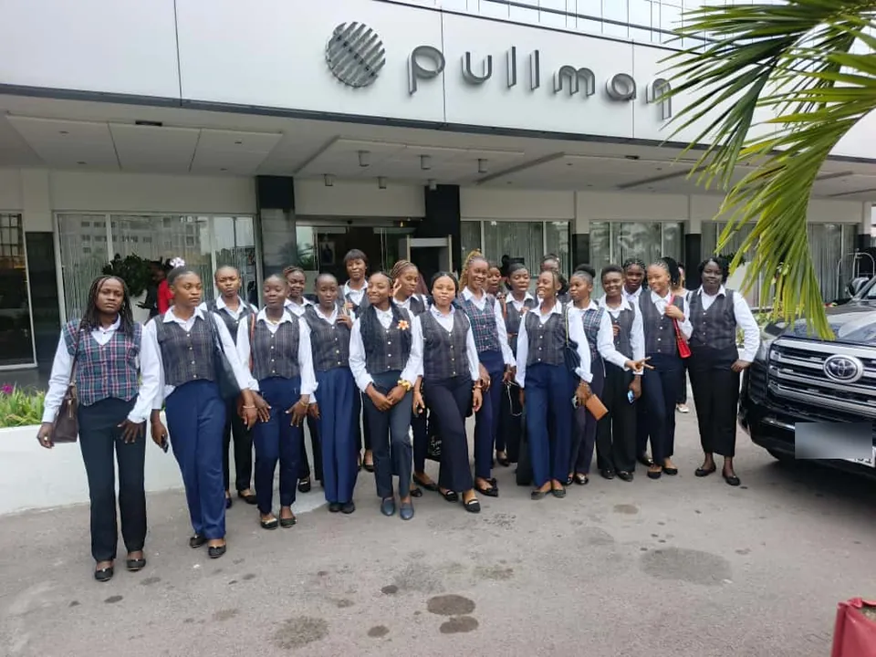 Les étudiantes devant l’entrée du Pullman Kinshasa Grand Hôtel