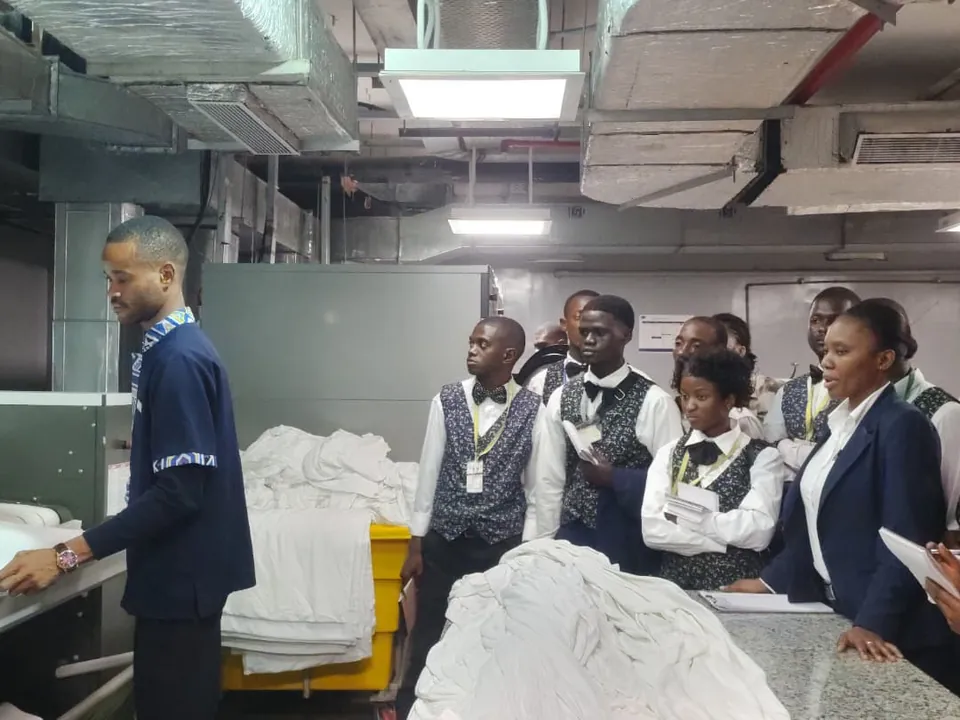 À la lingerie, un agent de l’hôtel présente la calandre, Hilton Kinshasa