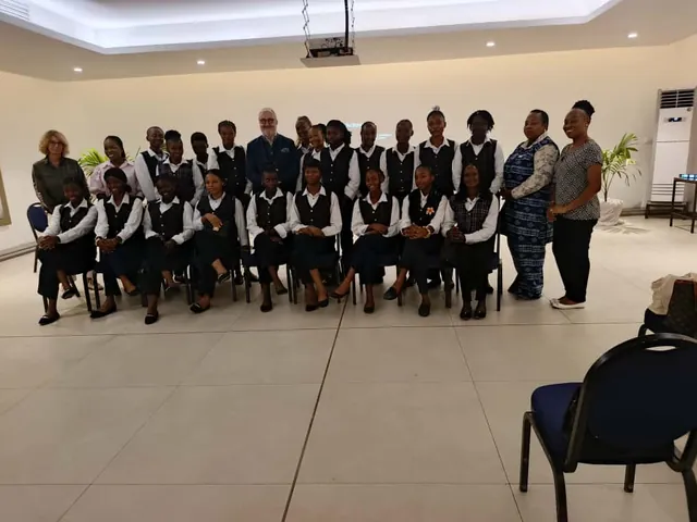 La promotion avec ses encadrantes et son hôte en salle de conférence, Pullman Kinshasa Grand Hôtel
