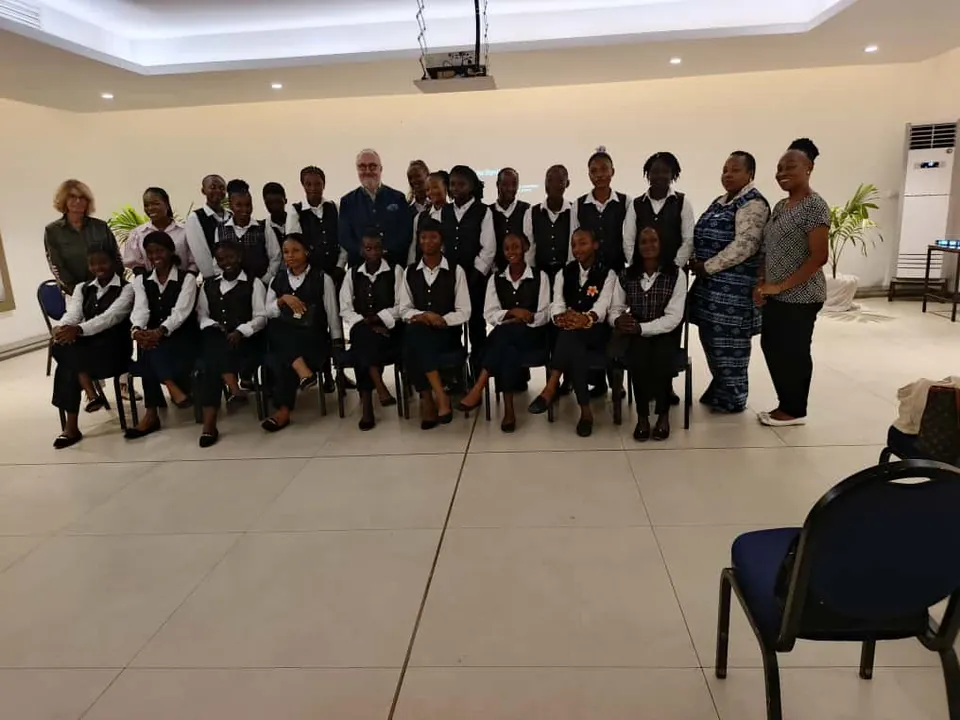 La promotion avec ses encadrantes et son hôte en salle de conférence, Pullman Kinshasa Grand Hôtel