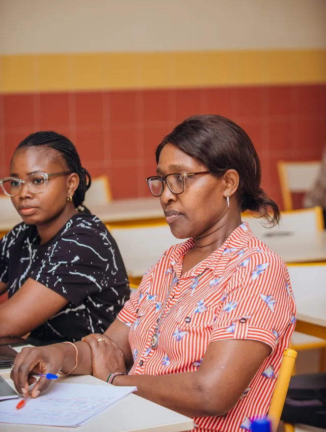 Deux enseignantes attentives, notes en main