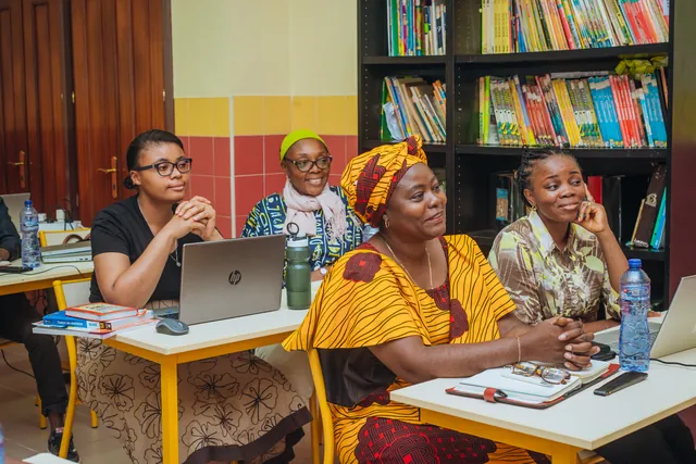 Enseignantes attentives pendant une session de formation en bibliothèque