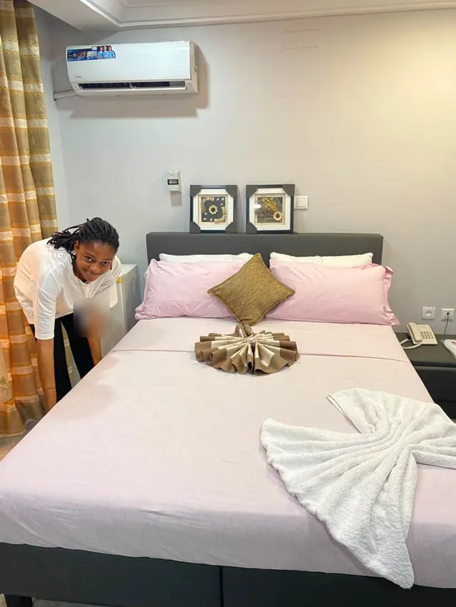 Chambre prête : lit dressé, serviette pliée en éventail