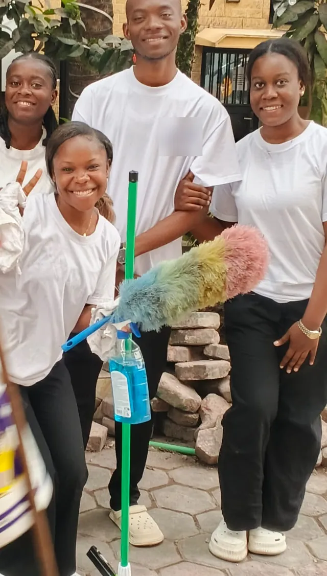 L’équipe housekeeping, matériel en main
