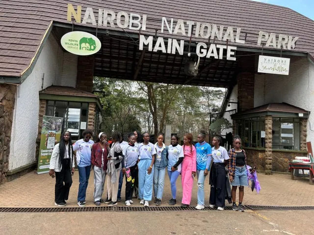 Les étudiantes à l’entrée du parc national de Nairobi