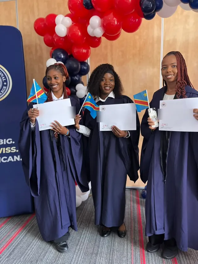 Trois étudiantes certifiées du BIHC, drapeau congolais en main