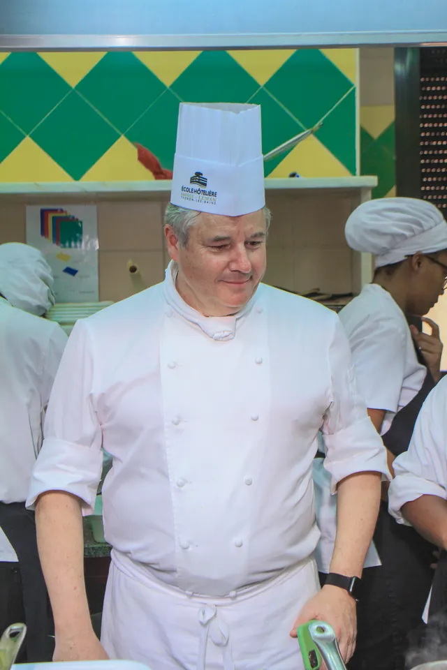 Le chef invité de la masterclass, de l’École hôtelière Savoie-Léman