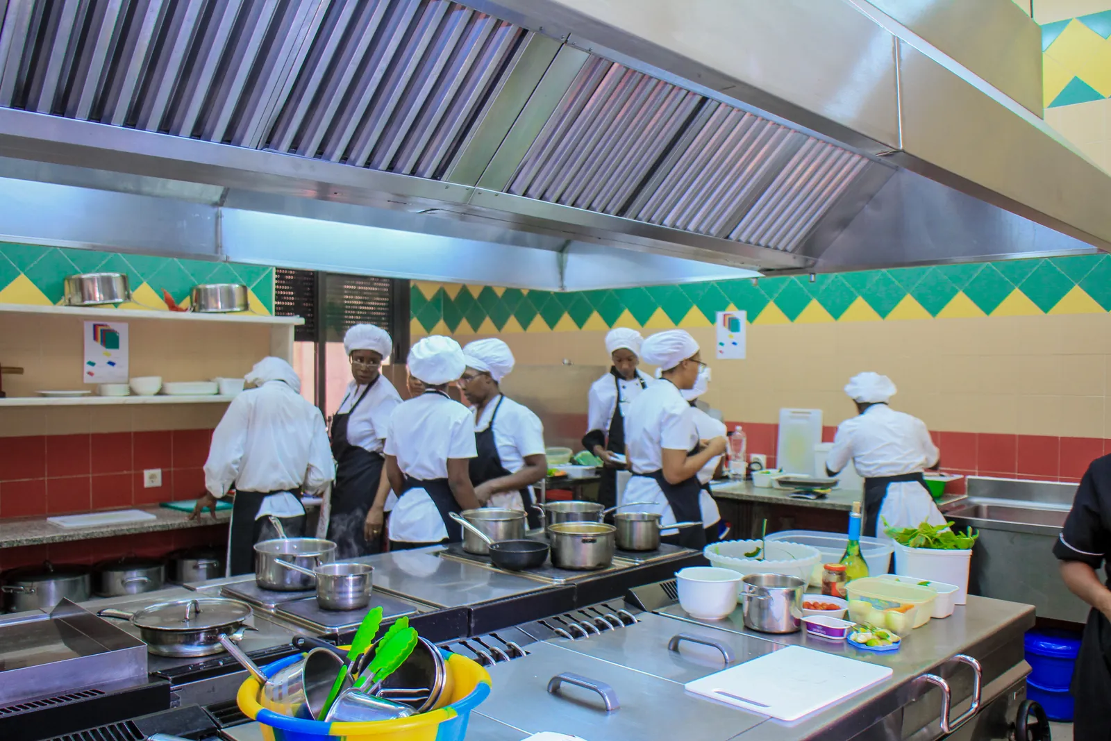 La cuisine de production en pleine activité