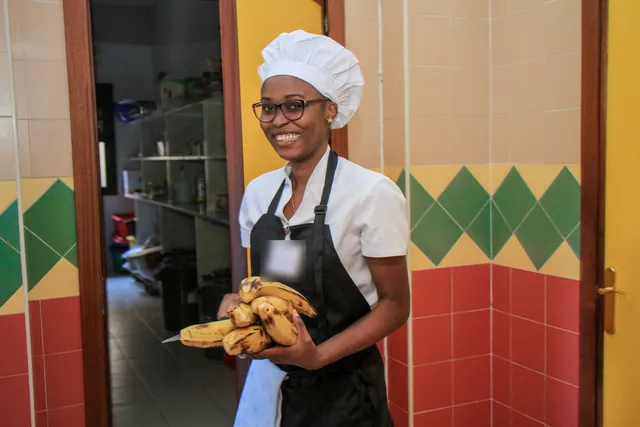 Une étudiante apporte les bananes plantains pour la masterclass