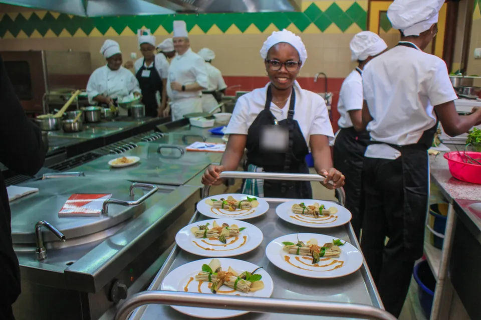 Une étudiante présente les assiettes du service