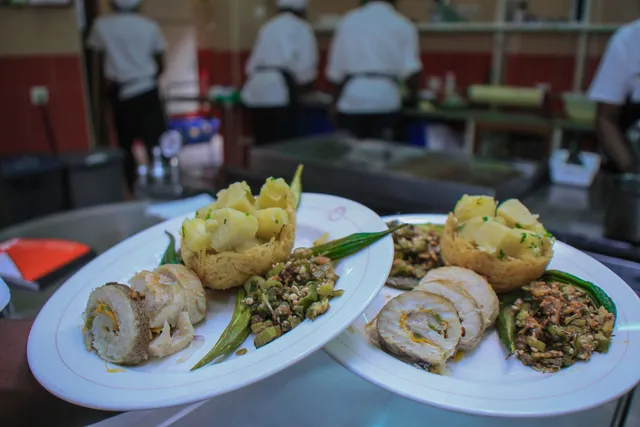 Roulade de poisson, nid croustillant garni de dés de plantain et gombos