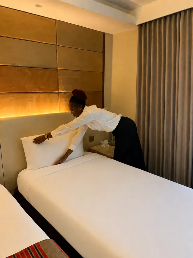 Mise en place du lit en chambre d’hôtel