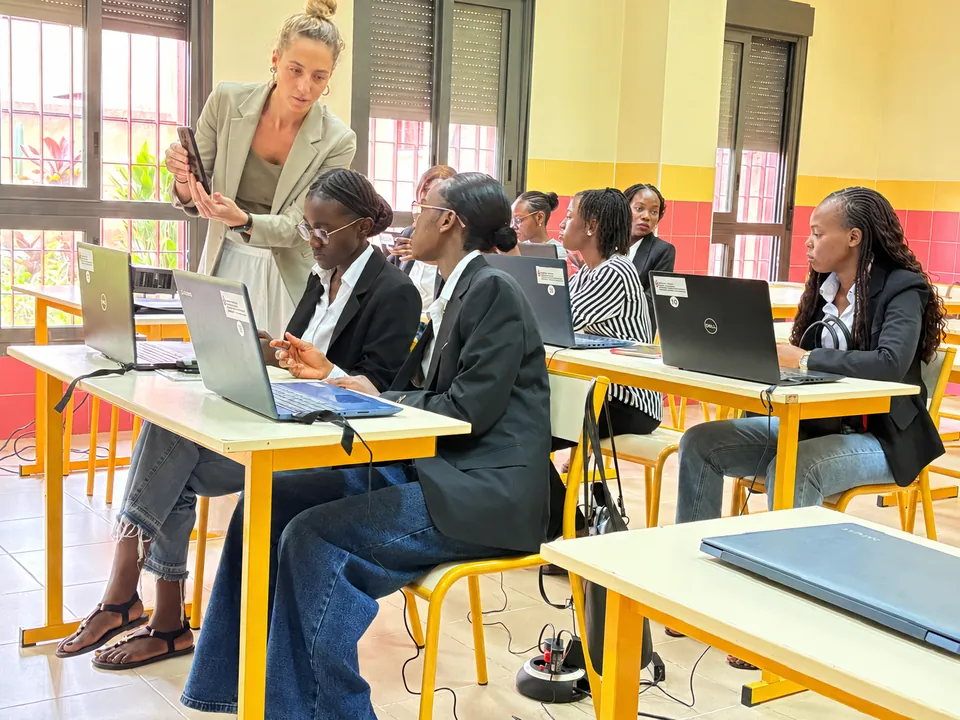 Cours de Licence : une formatrice accompagne les étudiantes sur ordinateur