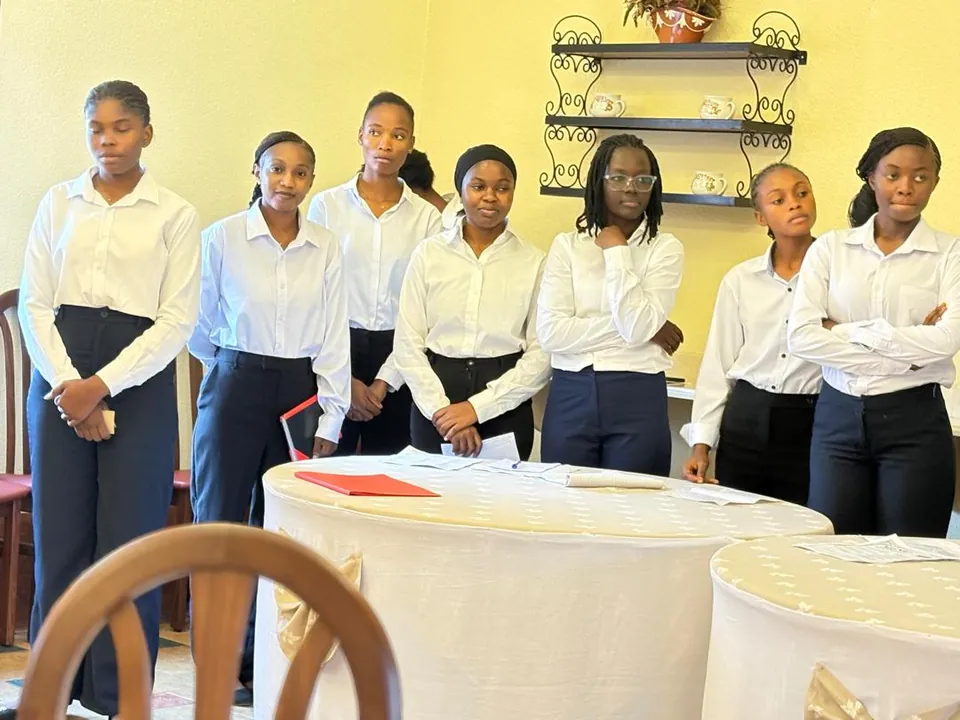 Les étudiantes de Licence autour d’une table dressée