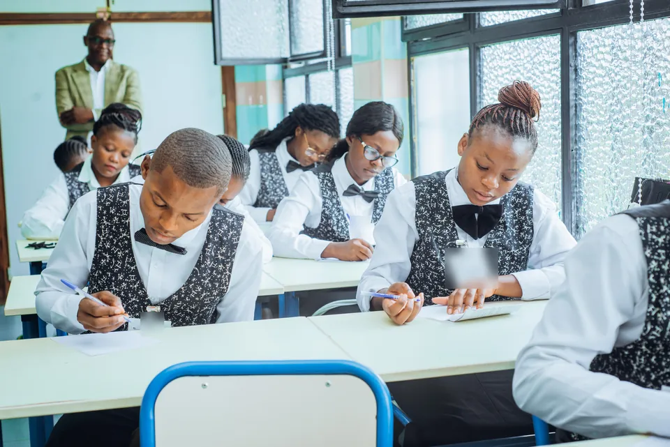 Cours théorique : les étudiants en tenue de service prennent des notes