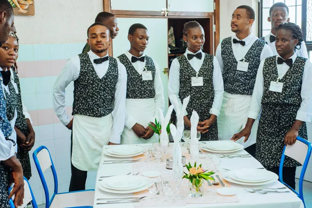 La promotion service autour d’une table dressée