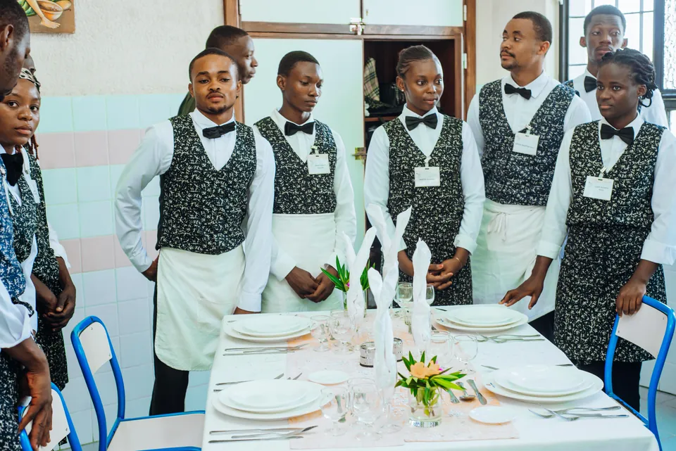 La promotion service autour d’une table dressée