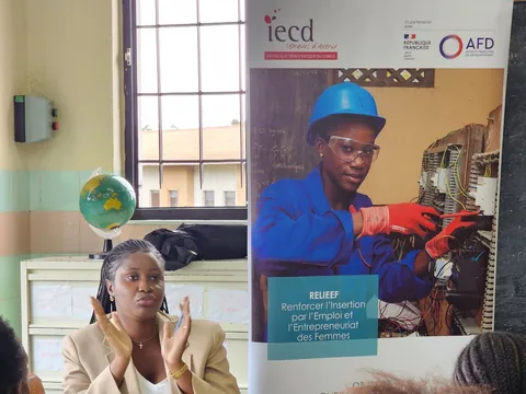 Une intervenante s’adresse à la salle, devant le kakémono du programme RELIEEF de l’IECD.