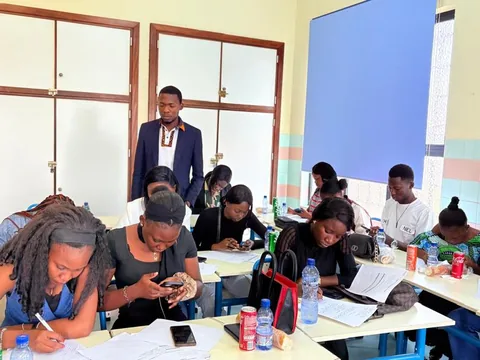 Des participantes prennent des notes, dossiers et fiches ouverts devant elles.